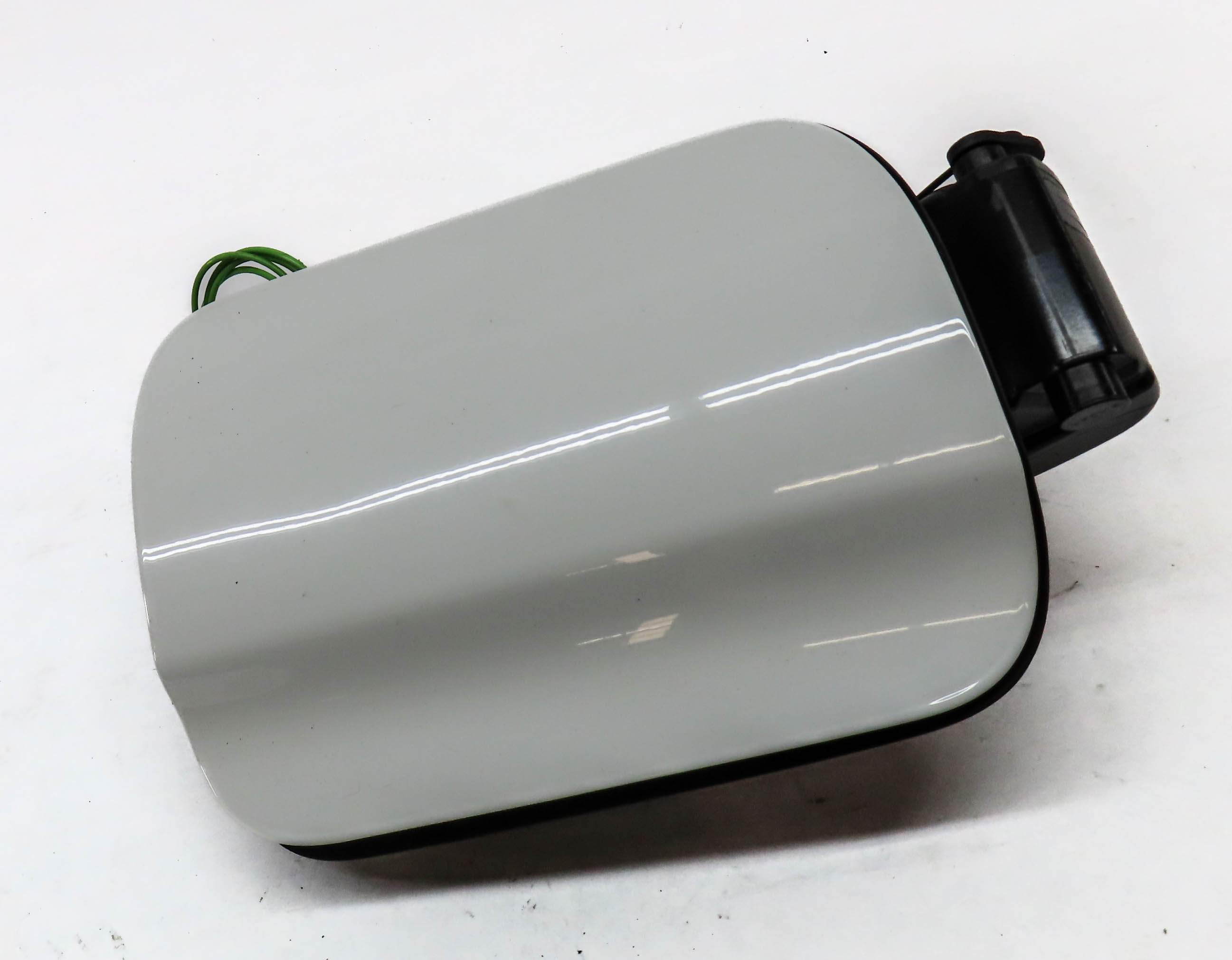 13-19 BMW 640i 650i M6 (F06) GRAN COUPE FUEL TANK DOOR LID w/HOUSING (White) — exact item pictured